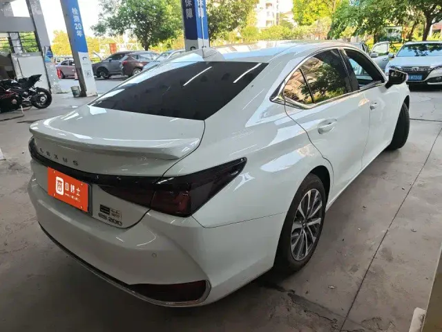Lexus ES — Фото автомобиля 6