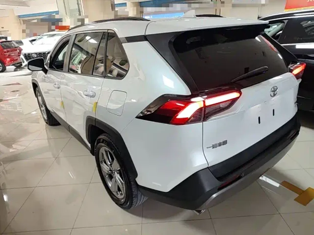 Toyota RAV4 — Фото автомобиля 4