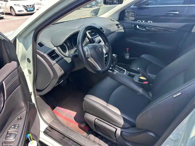 Nissan Tiida — Фото автомобиля 3