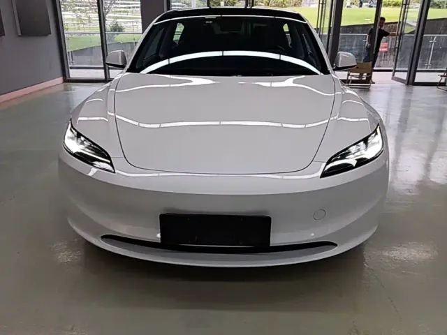Tesla Model 3 — Фото автомобиля 2