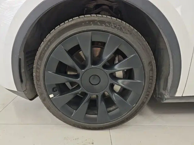 Tesla Model Y — Фото автомобиля 22