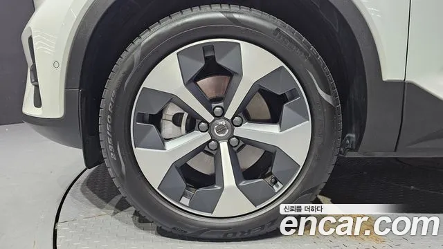 Volvo XC40 — Фото автомобиля 5