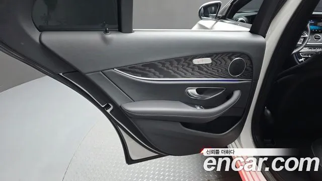 Mercedes-Benz E-Class — Фото автомобиля 23