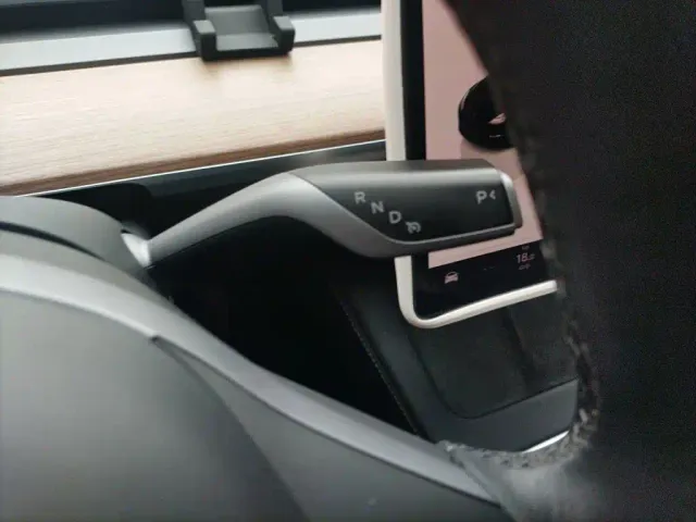 Tesla Model 3 — Фото автомобиля 15