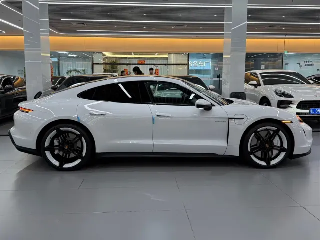 Porsche Taycan — Фото автомобиля 7
