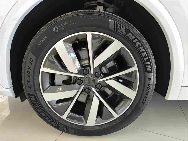 Li Auto L7 — Фото автомобиля 16