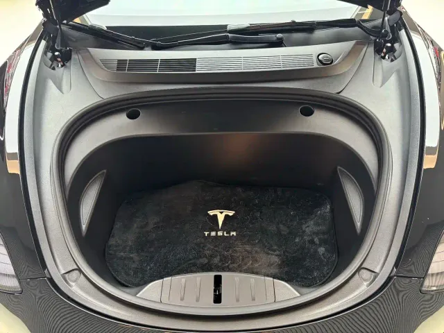Tesla Model 3 — Фото автомобиля 10