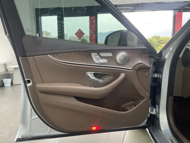 Mercedes-Benz E-Class — Фото автомобиля 9