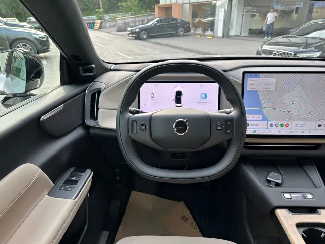 Volvo XC70 Plug-in Hybrid — Фото автомобиля 13
