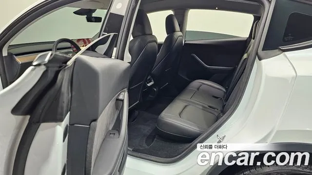 Tesla Model Y — Фото автомобиля 11