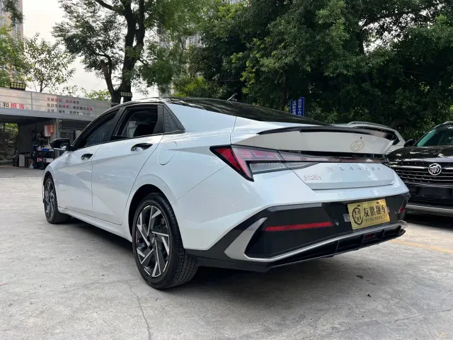 Hyundai Elantra — Фото автомобиля 19
