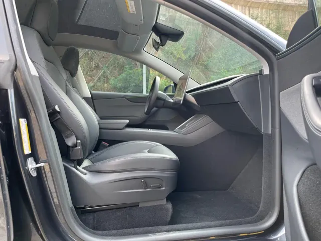 Tesla Model Y — Фото автомобиля 13