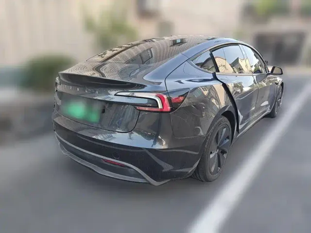Tesla Model 3 — Фото автомобиля 4