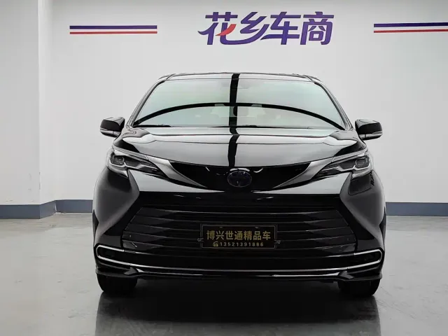 Toyota Sienna — Фото автомобиля 3