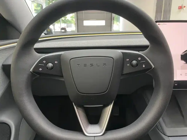 Tesla Model 3 — Фото автомобиля 11