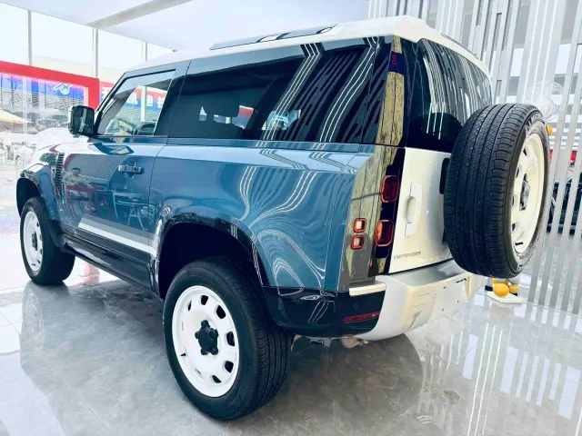 Land Rover Defender — Фото автомобиля 16