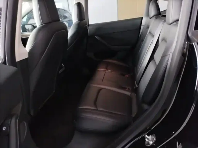 Tesla Model Y — Фото автомобиля 16