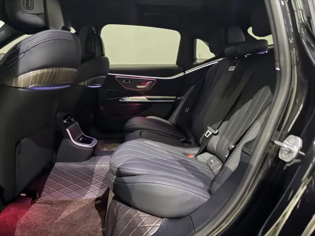 Mercedes-Benz E-Class — Фото автомобиля 11