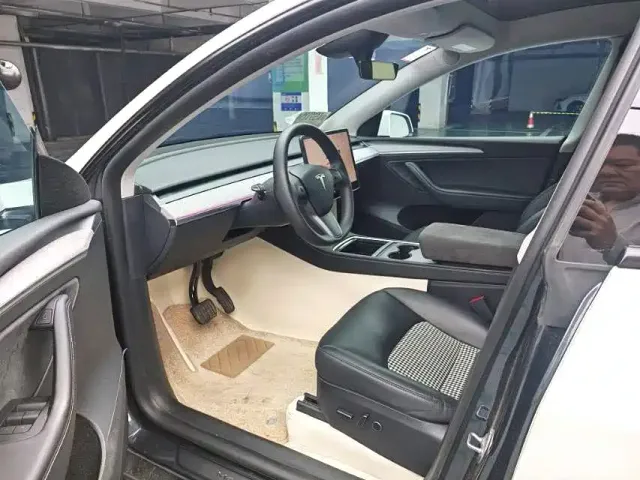 Tesla Model Y — Фото автомобиля 8