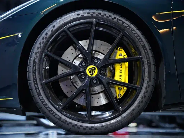 Lotus Emira — Фото автомобиля 2