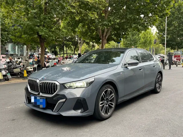 Фотография автомобиля — BMW 5 Series