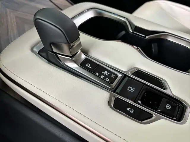 Lexus LM — Фото автомобиля 13