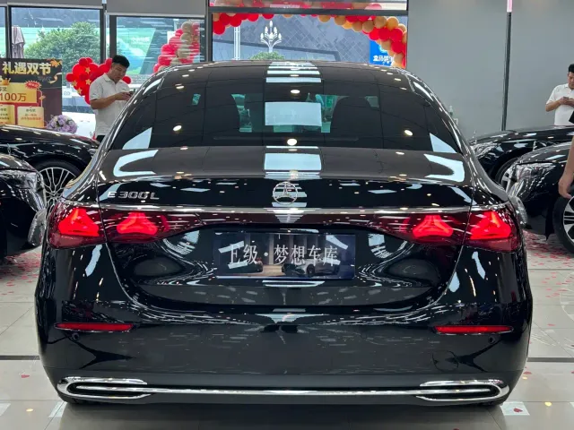 Mercedes-Benz E-Class — Фото автомобиля 4