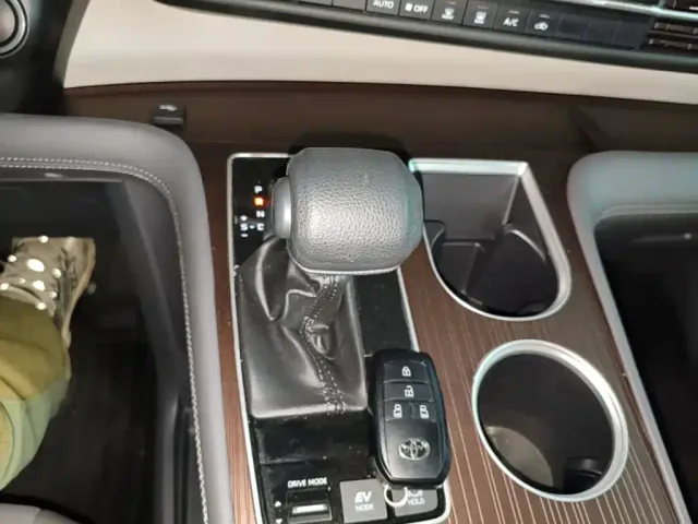Toyota Granvia — Фото автомобиля 13