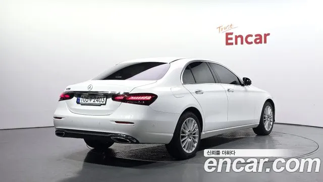 Mercedes-Benz E-Class — Фото автомобиля 2