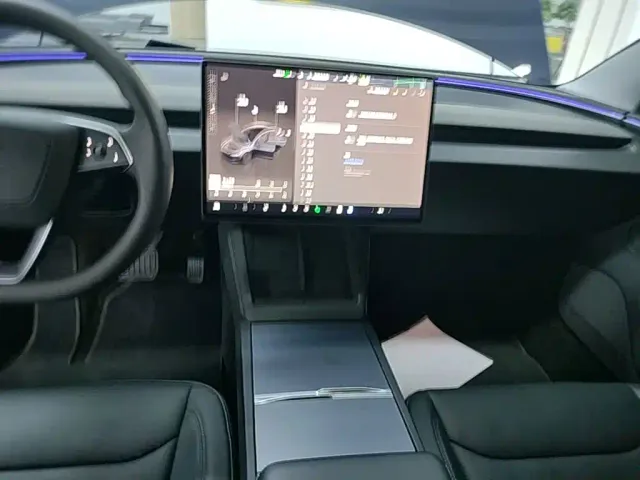 Tesla Model 3 — Фото автомобиля 12