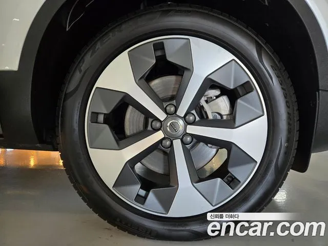 Volvo XC40 — Фото автомобиля 6