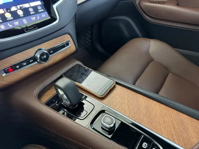 Volvo XC90 — Фото автомобиля 5