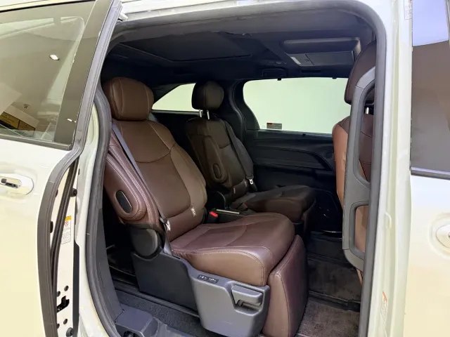 Toyota Sienna — Фото автомобиля 11