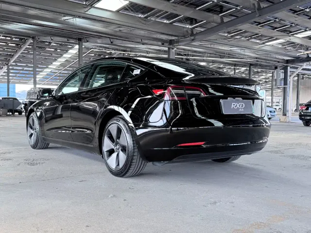 Tesla Model 3 — Фото автомобиля 3