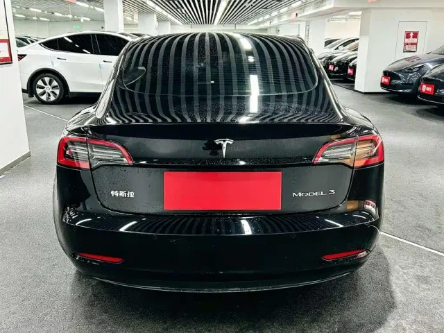 Tesla Model 3 — Фото автомобиля 5