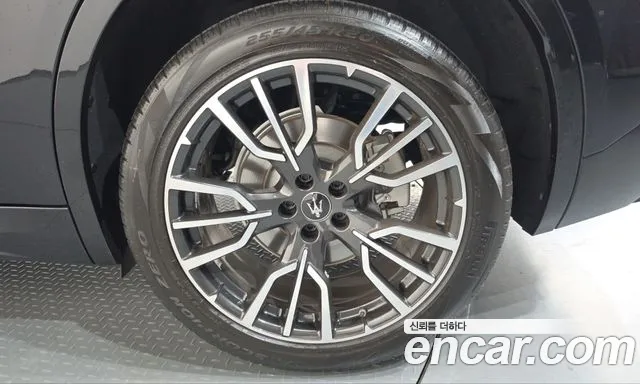 Maserati Grecale — Фото автомобиля 6