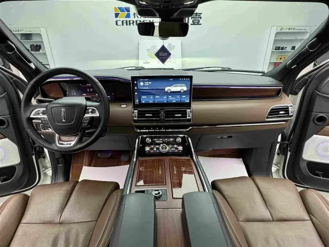 Lincoln Navigator — Фото автомобиля 12