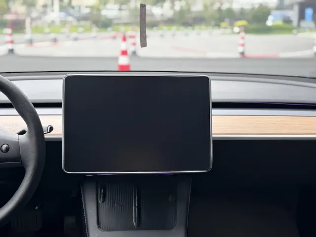 Tesla Model 3 — Фото автомобиля 17