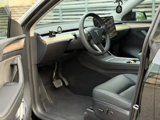 Tesla Model Y — Фото автомобиля 21
