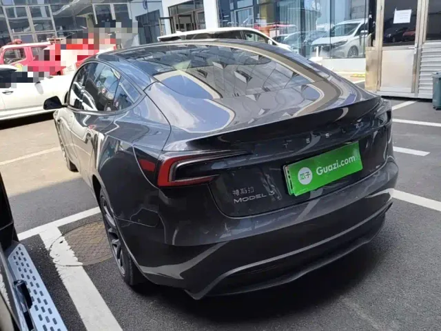 Tesla Model 3 — Фото автомобиля 4