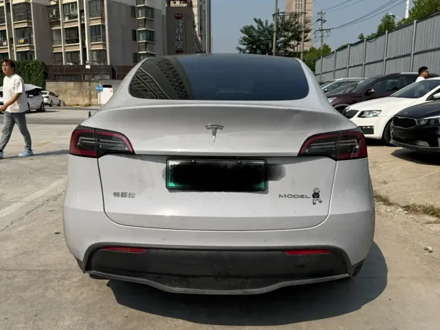 Tesla Model Y — Фото автомобиля 15