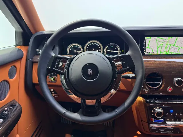 Rolls-Royce Phantom — Фото автомобиля 16