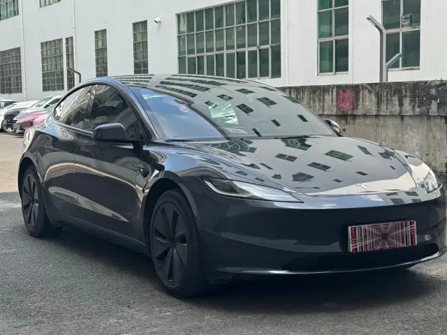 Tesla Model 3 — Фото автомобиля 3