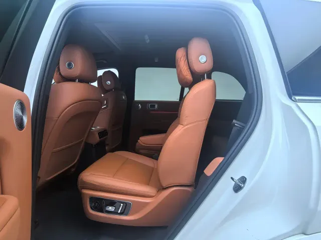 Li Auto L8 — Фото автомобиля 8