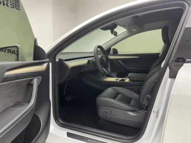 Tesla Model Y — Фото автомобиля 17