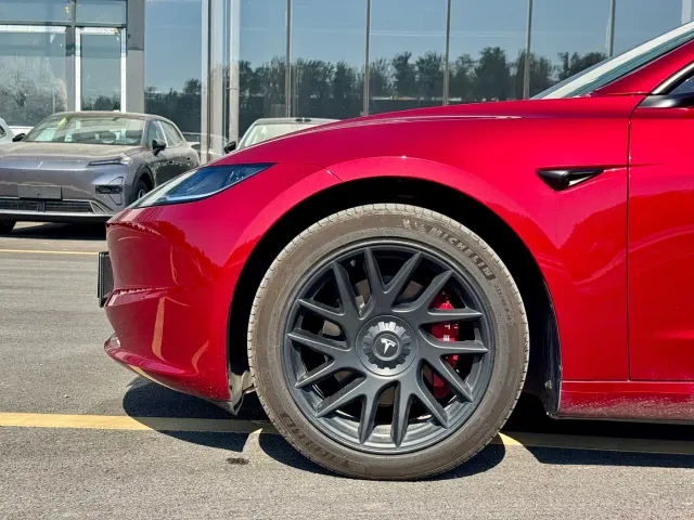 Tesla Model 3 — Фото автомобиля 5