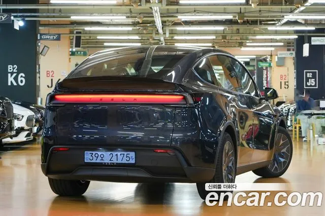 Tesla Model Y — Фото автомобиля 2