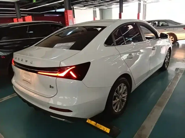 Roewe i5 — Фото автомобиля 6