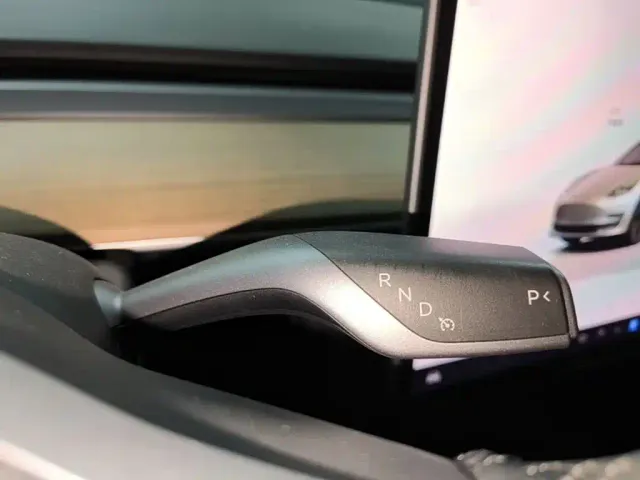 Tesla Model 3 — Фото автомобиля 13