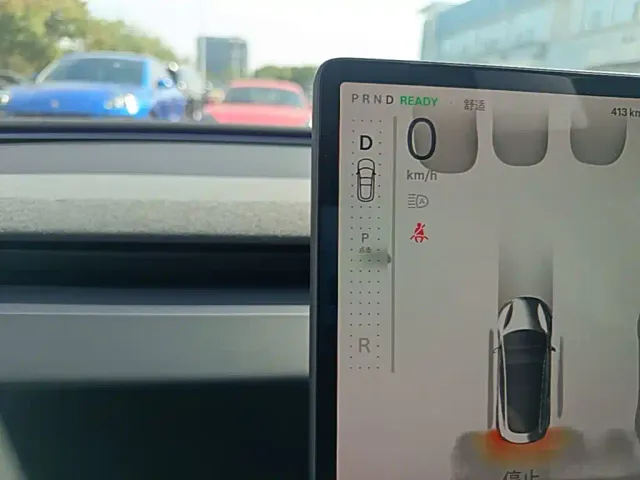Tesla Model 3 — Фото автомобиля 13